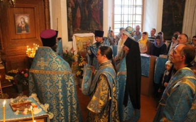 икона Божией Матери Троеручица