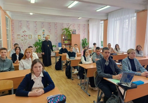 Протоиерей Олег Переверзев провел занятие для восьмиклассников школы №8 г. Вязьмы