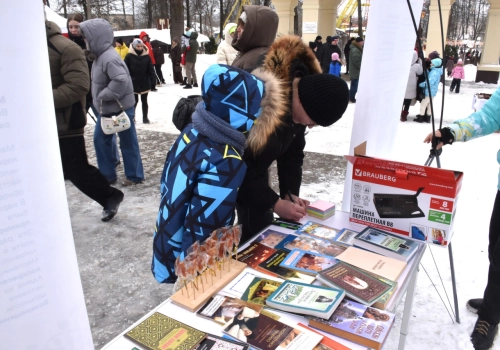 В Прощёное воскресенье молодёжный отдел епархии провёл миссионерскую акцию в городском парке Вязьмы