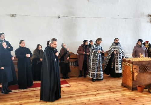 Архипастырь молился за уставным утренним богослужением понедельника седмицы 1-й Великого поста