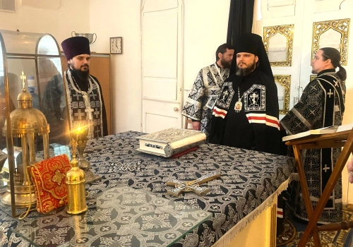 Архипастырь совершил Великое повечерие с покаянным каноном в Свято-Троицком соборе