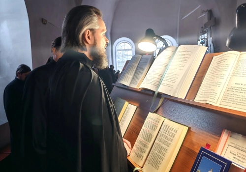 В четверг седмицы 1-й Великого поста Владыка Алексий молился за утренним богослужением в кафедральном соборе г. Вязьмы