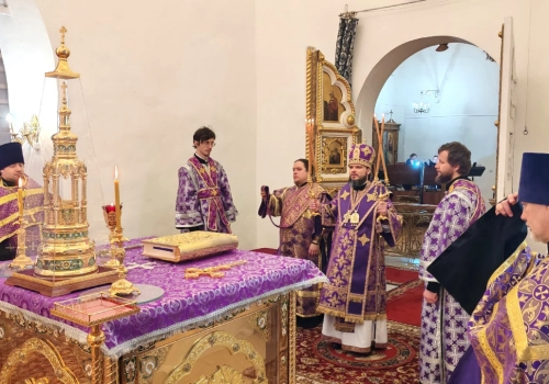 Вяземский архипастырь совершил вечернее богослужение в Свято-Троицком кафедральном соборе