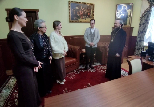 Сотрудники епархиального управления поздравили с днём рождения руководителя Молодежно-миссионерского оела