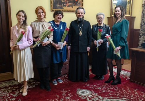 Епископ Алексий поздравил сотрудниц епархиального управления с праздником весны