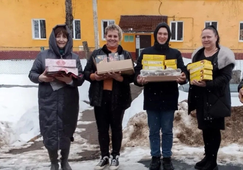 Сотрудники гуманитарного склада «Серафимово подворье» г. Сафоново поздравили подопечных с праздником
