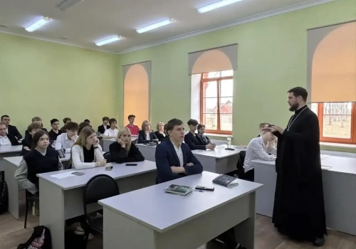 настоятель Тихвинского храма с.Высокое посетил Первый медико - технологический колледж - Лицей - интернат «Феникс» c. Высокое