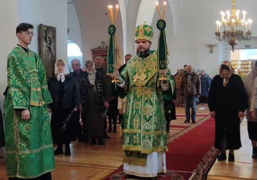 Архипастырь совершил Божественную литургию в Свято-Троицком кафедральном соборе г. Вязьмы.
