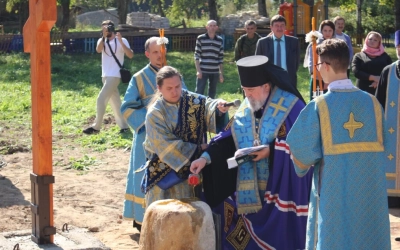 Преосвященный Сергий совершил чин освящения закладного камня в основание нового храма
