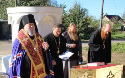 Епископ Сергий совершил чин освящения куполов с крестами