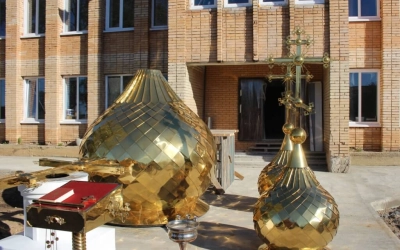 Епископ Сергий совершил чин освящения куполов с крестами