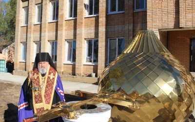 Епископ Сергий совершил чин освящения куполов с крестами