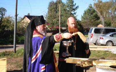 Епископ Сергий совершил чин освящения куполов с крестами