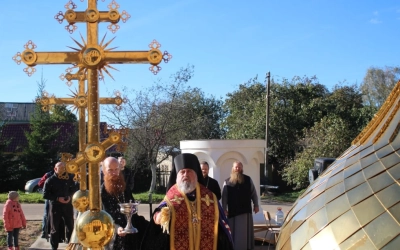 Епископ Сергий совершил чин освящения куполов с крестами