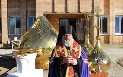 Епископ Сергий совершил чин освящения куполов с крестами