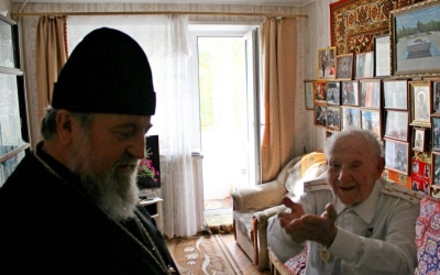 Епископ Сергий наградил ветерана ВОВ Ивана Васильевича Соколова епархиальной наградой