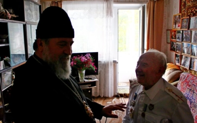 Епископ Сергий наградил ветерана ВОВ Ивана Васильевича Соколова епархиальной наградой