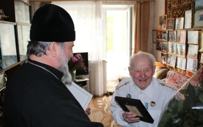 Епископ Сергий наградил ветерана ВОВ Ивана Васильевича Соколова епархиальной наградой