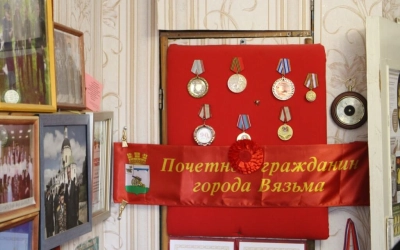 Епископ Сергий наградил ветерана ВОВ Ивана Васильевича Соколова епархиальной наградой