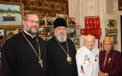 Епископ Сергий наградил ветерана ВОВ Ивана Васильевича Соколова епархиальной наградой