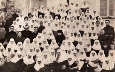 Хор Троицкого собора г. Вязьмы. В центре — епископ Венедикт. Фото из архива Д. Е. Щербины.jpg