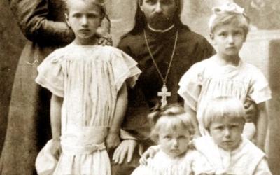 Священник Владимир Хираско с женой и детьми.