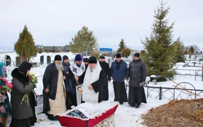 погребение новопреставленной схимонахини Софии