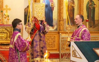 Епископ Сергий совершил вечернее богослужение в день празднования иконы Божией Матери 