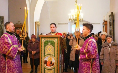 Епископ Сергий возглавил Божественную литургию и панихиду в поминальную Великопостную родительскую с