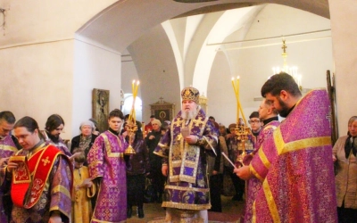 Епископ Сергий возглавил Божественную литургию и панихиду в поминальную Великопостную родительскую с