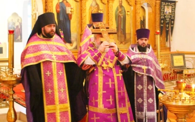 Епископ Сергий возглавил Всенощное бдение накануне 3-й Недели Великого поста, Крестопоклонной