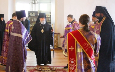 Епископ Сергий возглавил Божественную литургию свт. Васили Великого в 3-ю Неделю Великого поста, Кре