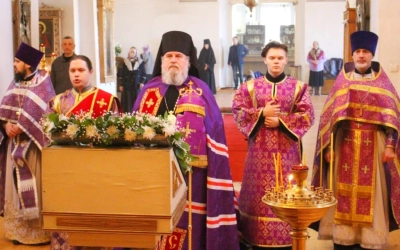 Епископ Сергий возглавил Божественную литургию свт. Васили Великого в 3-ю Неделю Великого поста, Кре