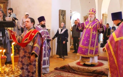 Епископ Сергий возглавил Божественную литургию свт. Васили Великого в 3-ю Неделю Великого поста, Кре