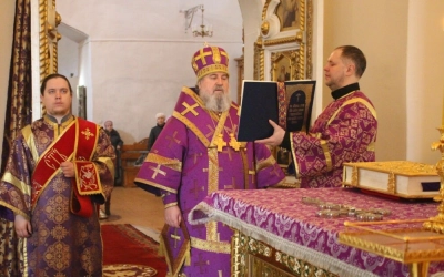 Епископ Сергий возглавил Божественную литургию свт. Васили Великого в 3-ю Неделю Великого поста, Кре