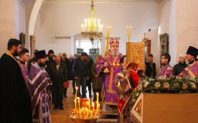 Епископ Сергий возглавил Божественную литургию свт. Васили Великого в 3-ю Неделю Великого поста, Кре