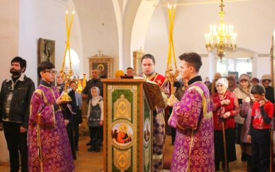 Епископ Сергий возглавил Божественную литургию свт. Васили Великого в 3-ю Неделю Великого поста, Кре