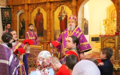 Епископ Сергий возглавил Божественную литургию свт. Васили Великого в 3-ю Неделю Великого поста, Кре