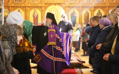 Епископ Сергий возглавил Божественную литургию свт. Васили Великого в 3-ю Неделю Великого поста, Кре