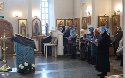 2.Паломники-читают-акафист