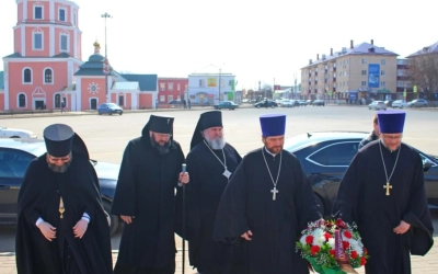 Возложение цветов к памятнику первого космонавта Юрия Гагарина