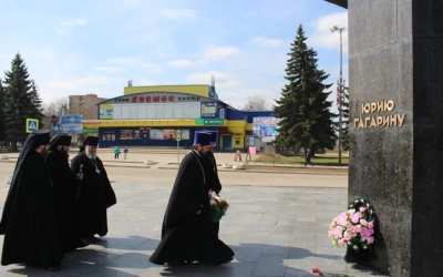 Возложение цветов к памятнику первого космонавта Юрия Гагарина