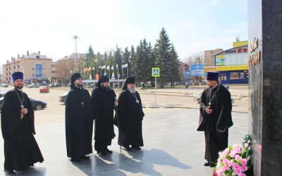 Возложение цветов к памятнику первого космонавта Юрия Гагарина