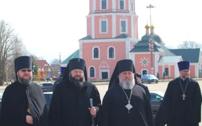 Возложение цветов к памятнику первого космонавта Юрия Гагарина