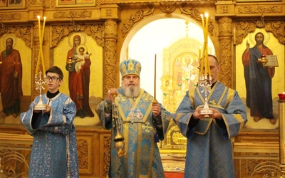 Епископ Сергий совершил утреню с чтением Акафиста Пресвятой Богородице