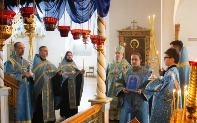 Епископ Сергий совершил утреню с чтением Акафиста Пресвятой Богородице