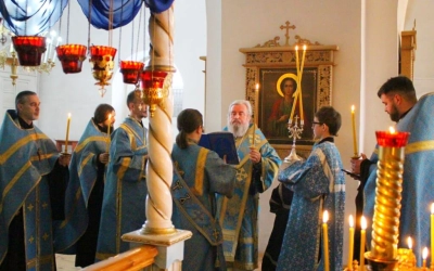 Епископ Сергий совершил утреню с чтением Акафиста Пресвятой Богородице