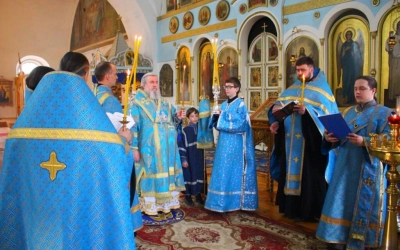 Епископ Сергий совершил утреню с чтением Акафиста Пресвятой Богородице
