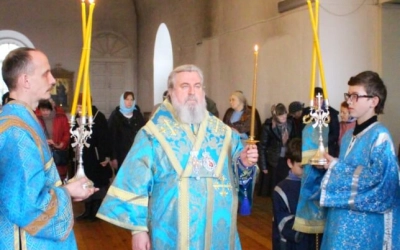 Епископ Сергий совершил утреню с чтением Акафиста Пресвятой Богородице