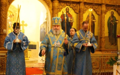 Епископ Сергий совершил утреню с чтением Акафиста Пресвятой Богородице